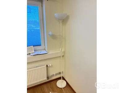 Kontor med skrivbord, fåtölj, dator & hylla