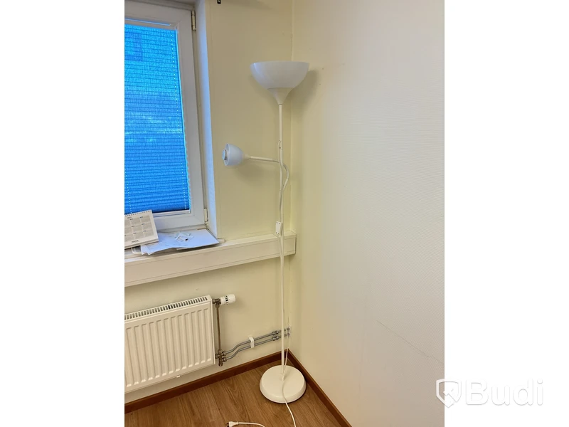 Kontor med skrivbord, fåtölj, dator & hylla