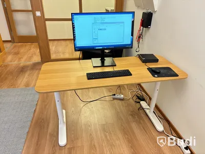 Kontor med skrivbord, fåtölj, dator & hylla