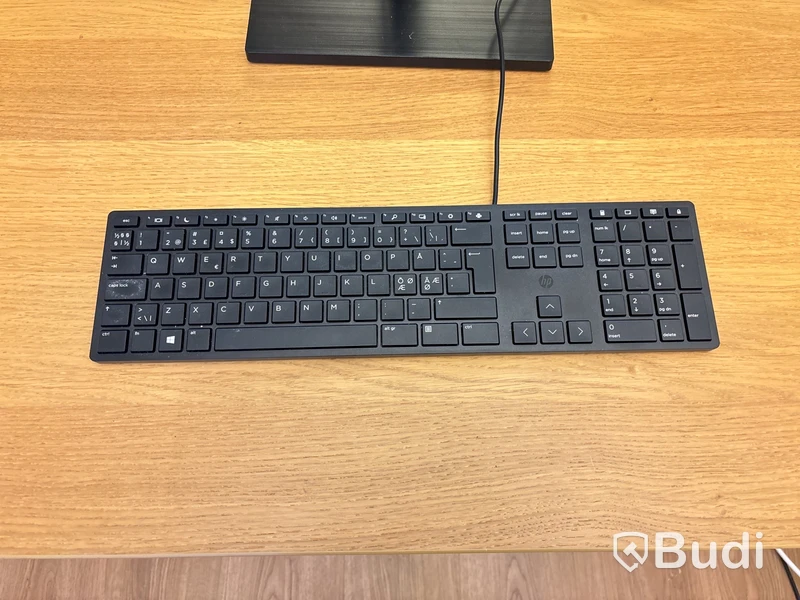 Kontor med skrivbord, fåtölj, dator & hylla