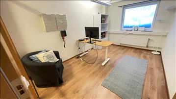 Kontor med skrivbord, fåtölj, dator & hylla
