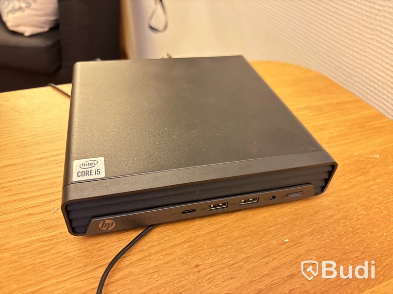 Kontor med skrivbord, fåtölj, dator & hylla