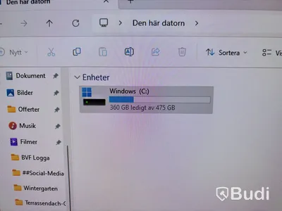 Kontor med skrivbord, fåtölj, dator & hylla