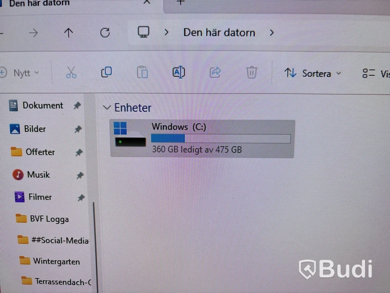 Kontor med skrivbord, fåtölj, dator & hylla