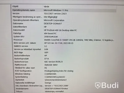 Kontor med skrivbord, fåtölj, dator & hylla