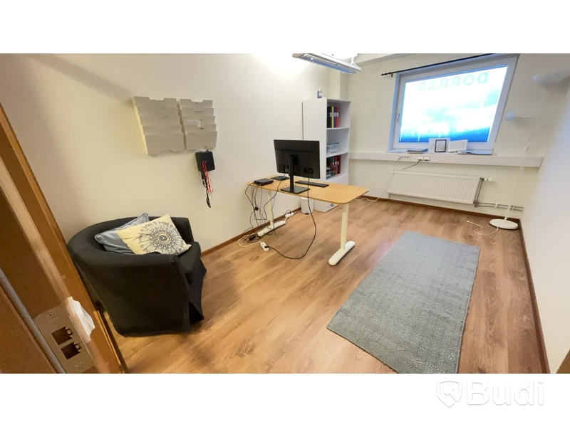 Kontor med skrivbord, fåtölj, dator & hylla