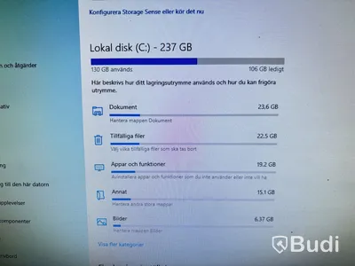 Kontor med skrivbord, stol, dator & bokhyllor