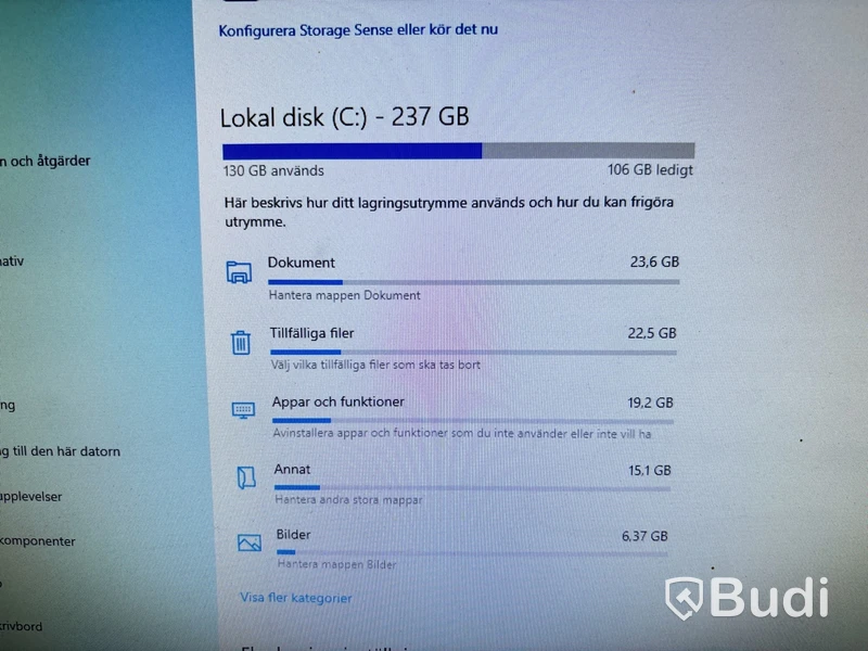 Kontor med skrivbord, stol, dator & bokhyllor