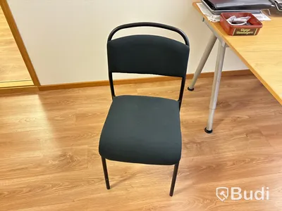 Kontor med skrivbord, stol, dator & bokhyllor