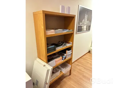 Kontor med skrivbord, stol, dator & bokhyllor