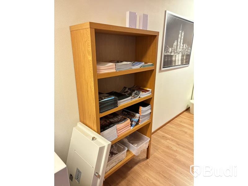 Kontor med skrivbord, stol, dator & bokhyllor