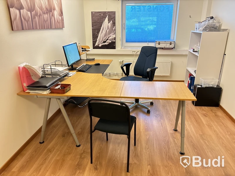Kontor med skrivbord, stol, dator & bokhyllor