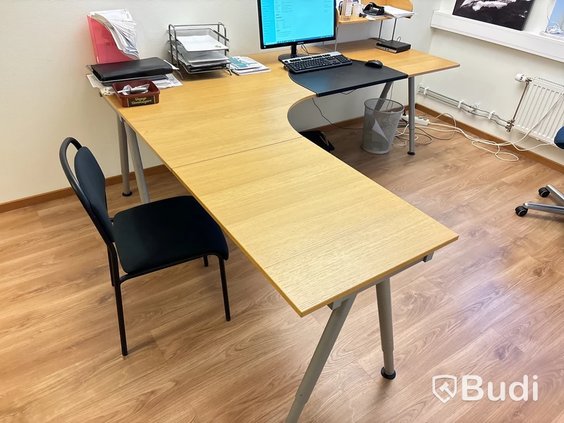 Kontor med skrivbord, stol, dator & bokhyllor