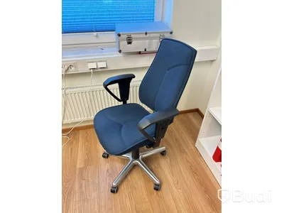 Kontor med skrivbord, stol, dator & bokhyllor
