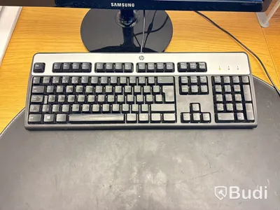 Kontor med skrivbord, stol, dator & bokhyllor