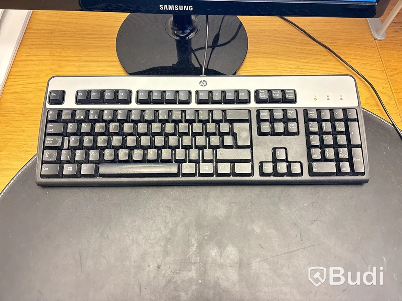 Kontor med skrivbord, stol, dator & bokhyllor