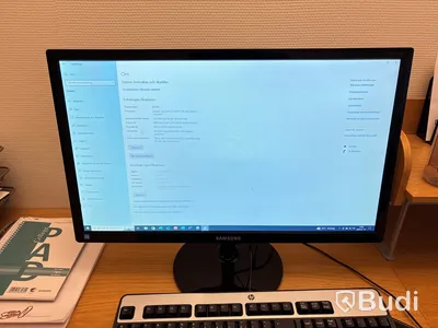 Kontor med skrivbord, stol, dator & bokhyllor
