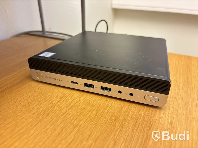 Kontor med skrivbord, stol, dator & bokhyllor