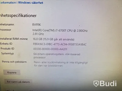 Kontor med skrivbord, stol, dator & bokhyllor