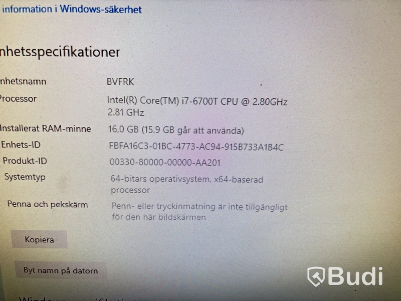 Kontor med skrivbord, stol, dator & bokhyllor