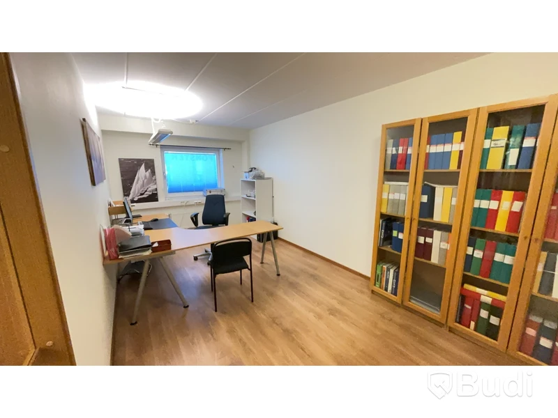 Kontor med skrivbord, stol, dator & bokhyllor
