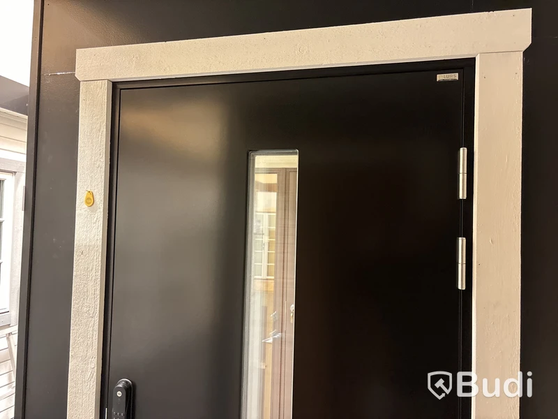 Ytterdörr Lurs Hammarö 10x21 höger med Yale Doorman