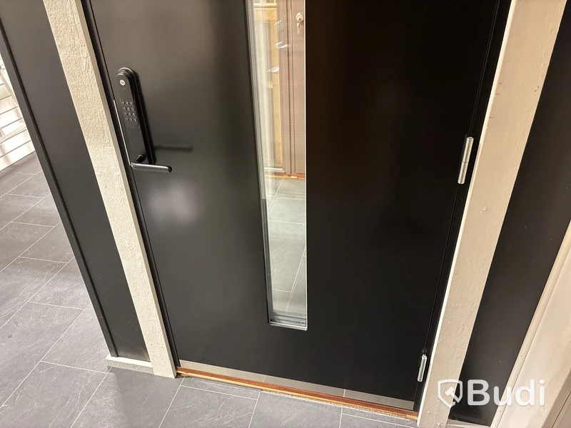 Ytterdörr Lurs Hammarö 10x21 höger med Yale Doorman