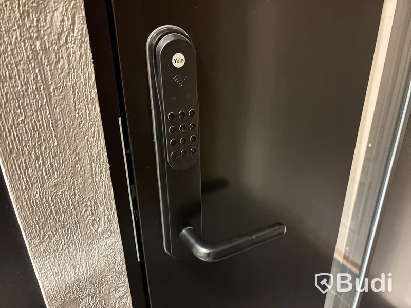 Ytterdörr Lurs Hammarö 10x21 höger med Yale Doorman