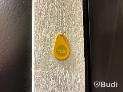 Ytterdörr Lurs Hammarö 10x21 höger med Yale Doorman