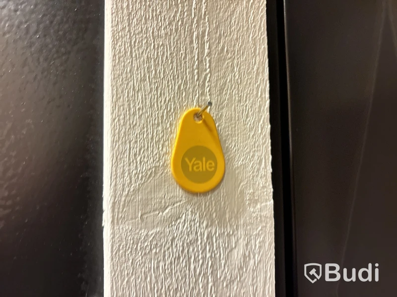 Ytterdörr Lurs Hammarö 10x21 höger med Yale Doorman