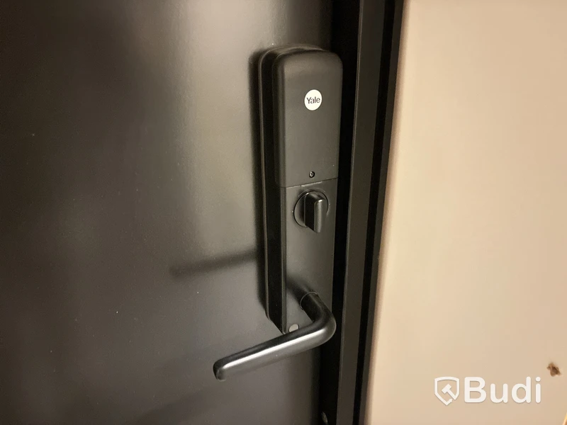Ytterdörr Lurs Hammarö 10x21 höger med Yale Doorman