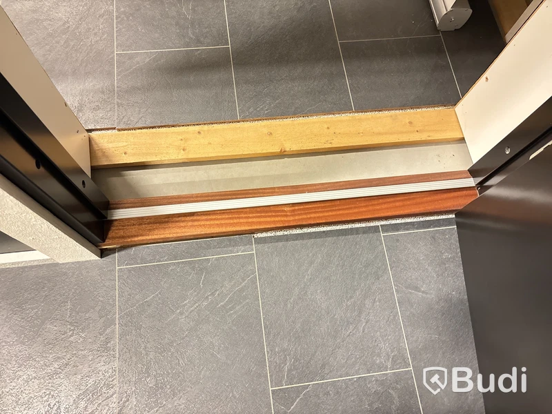 Ytterdörr Lurs Hammarö 10x21 höger med Yale Doorman