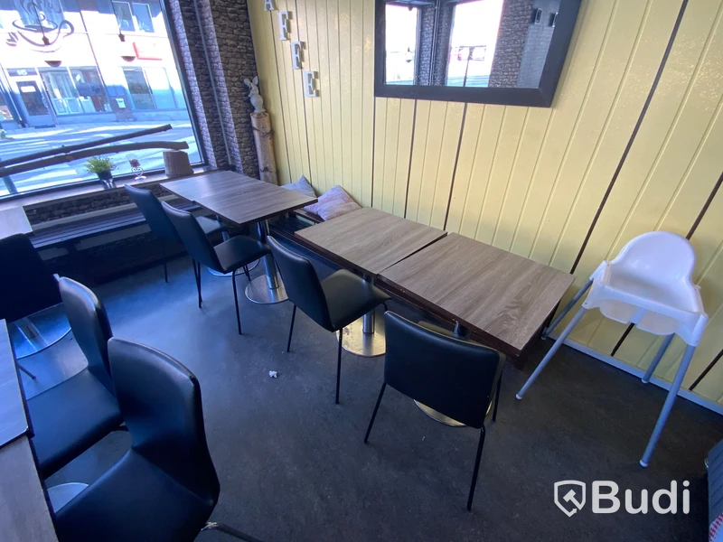 4st stolar, 4st cafebord samt en sittbänk