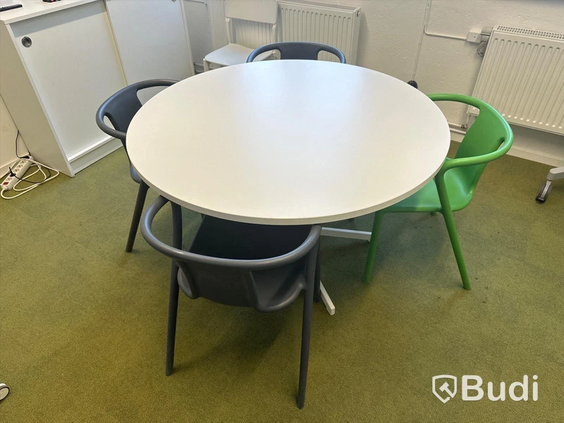 Runt bord med 4 st designstolar - MAGIS Air-armchair