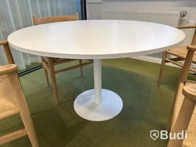 4 st Designstolar, Carl Hansen och son, Design Hans J. Wegner och runt bord