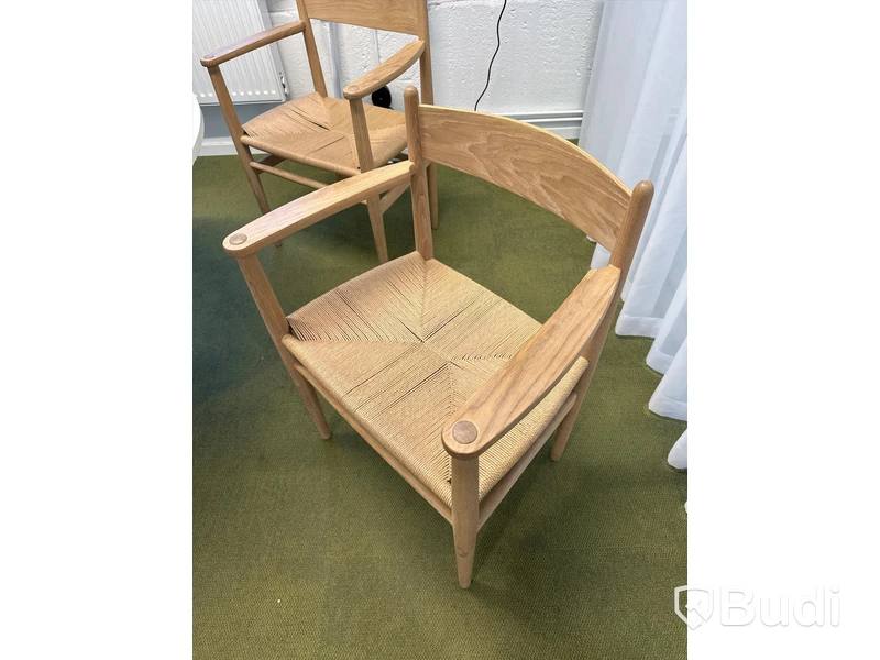 4 st Designstolar, Carl Hansen och son, Design Hans J. Wegner och runt bord