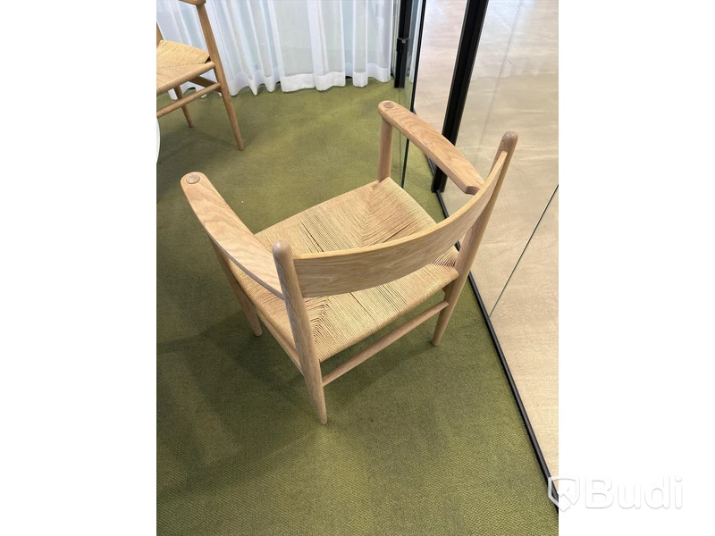 4 st Designstolar, Carl Hansen och son, Design Hans J. Wegner och runt bord