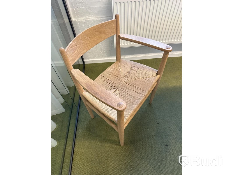 4 st Designstolar, Carl Hansen och son, Design Hans J. Wegner och runt bord