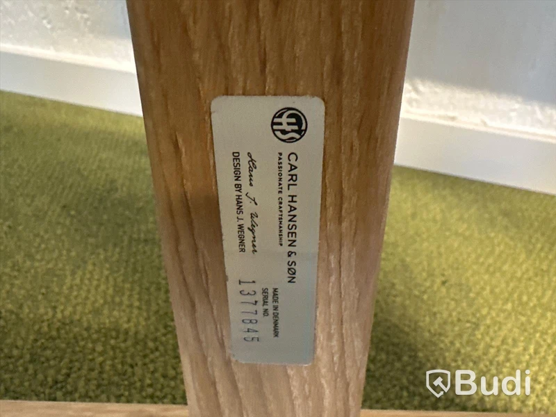 4 st Designstolar, Carl Hansen och son, Design Hans J. Wegner och runt bord