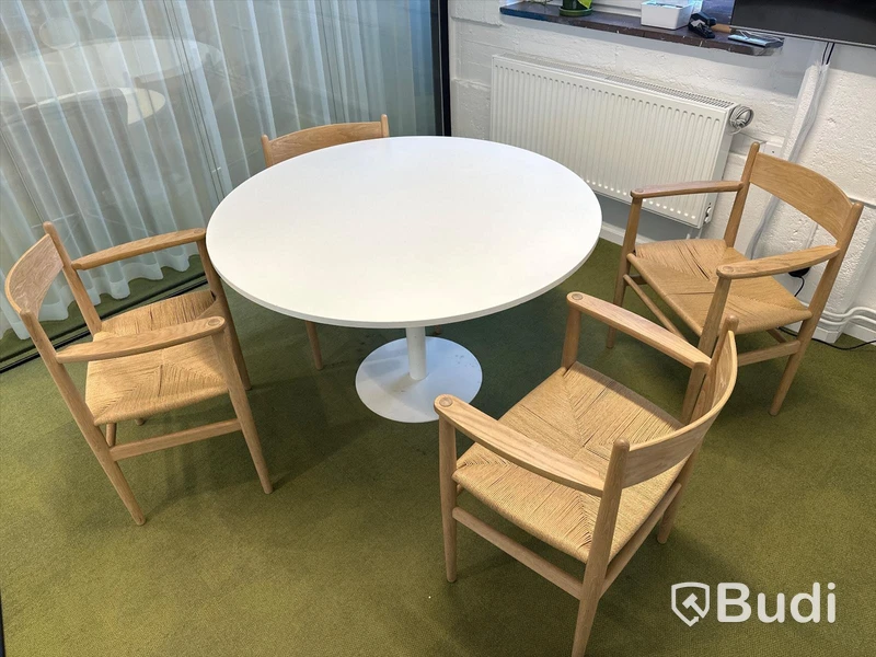 4 st Designstolar, Carl Hansen och son, Design Hans J. Wegner och runt bord
