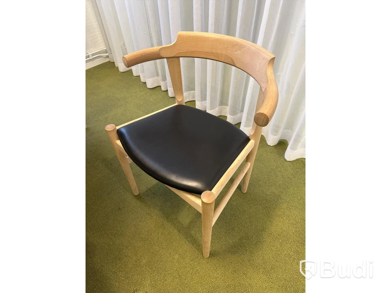 4 st designstolar, Hans J. Wegner och runt bord