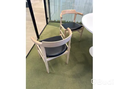 4 st designstolar, Hans J. Wegner och runt bord