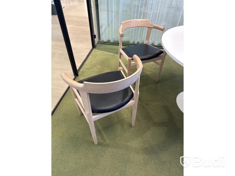 4 st designstolar, Hans J. Wegner och runt bord