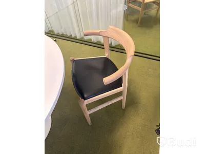 4 st designstolar, Hans J. Wegner och runt bord