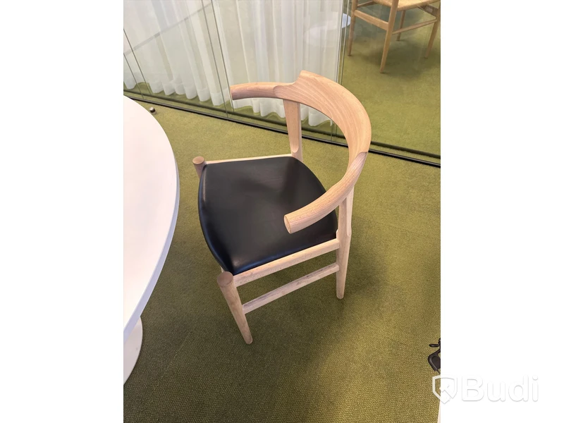 4 st designstolar, Hans J. Wegner och runt bord