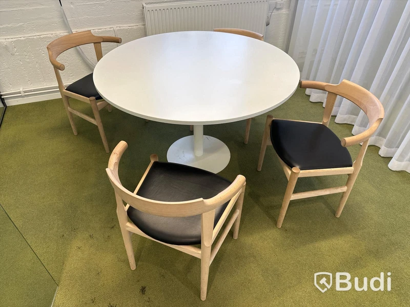 4 st designstolar, Hans J. Wegner och runt bord