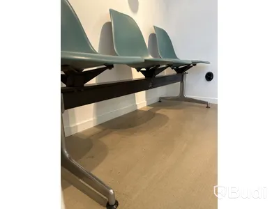 Tresitsig bänk, Vitra Eames tandem, 164x57 cm.