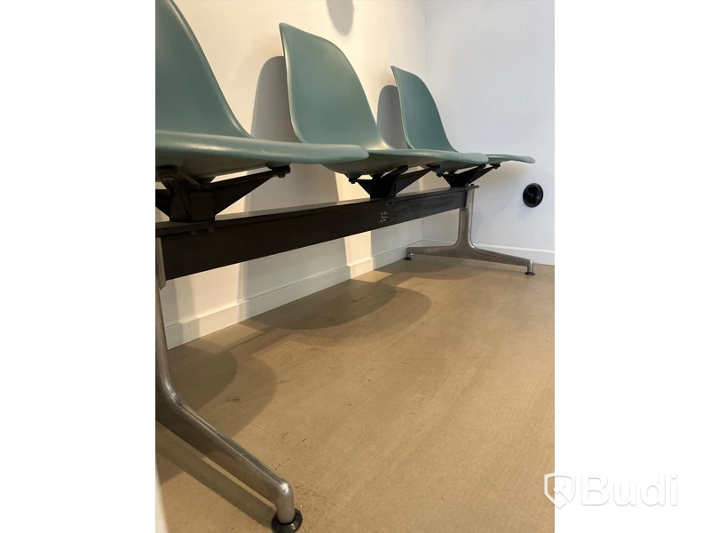 Tresitsig bänk, Vitra Eames tandem, 164x57 cm.