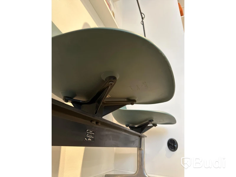 Tresitsig bänk, Vitra Eames tandem, 164x57 cm.