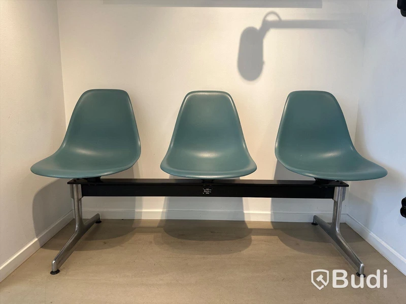Tresitsig bänk, Vitra Eames tandem, 164x57 cm.